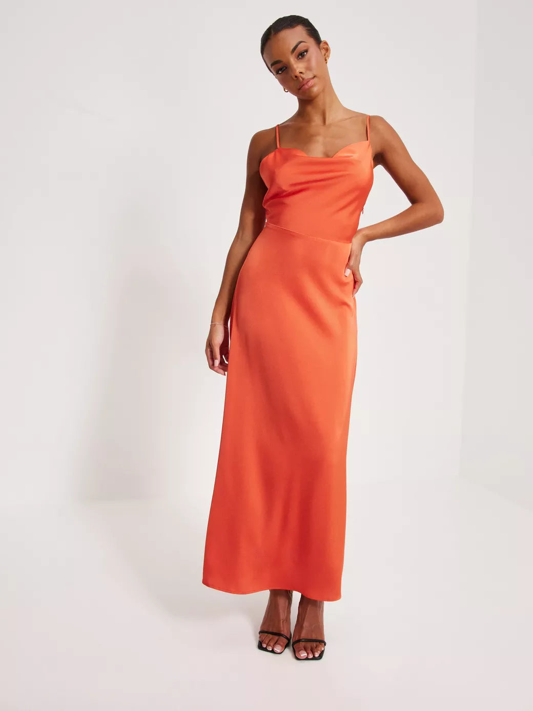 Vestido largo naranja escote espalda