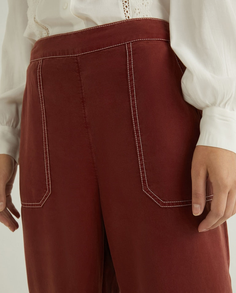 Pantalones cropped color tinto