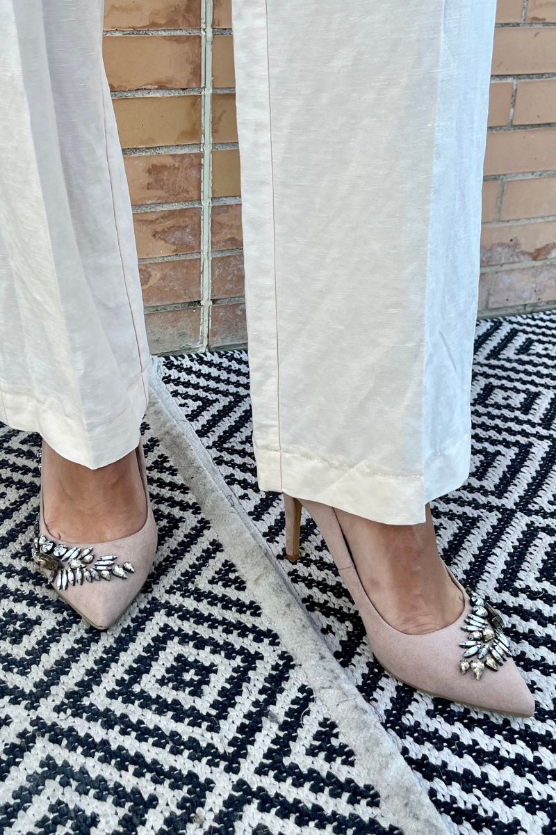 Zapato de salón nude con aplicaciones de cristal