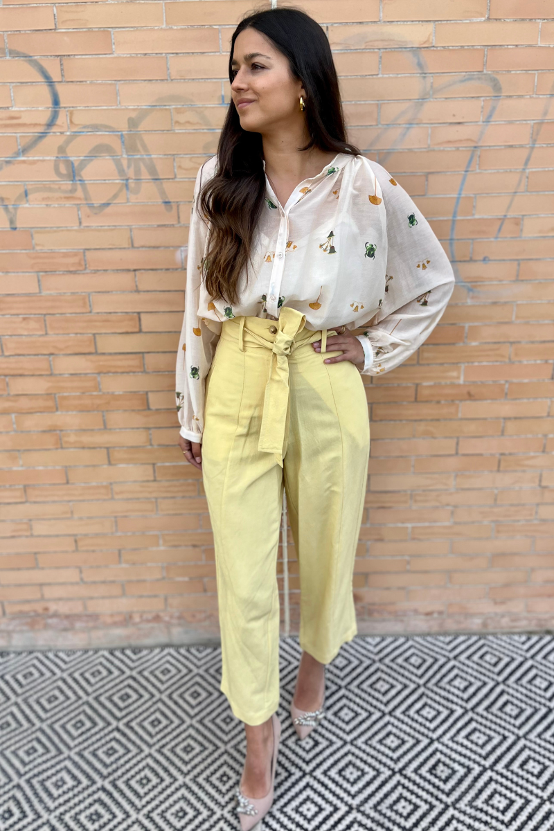 Pantalón talle alto amarillo con lazo en la cintura