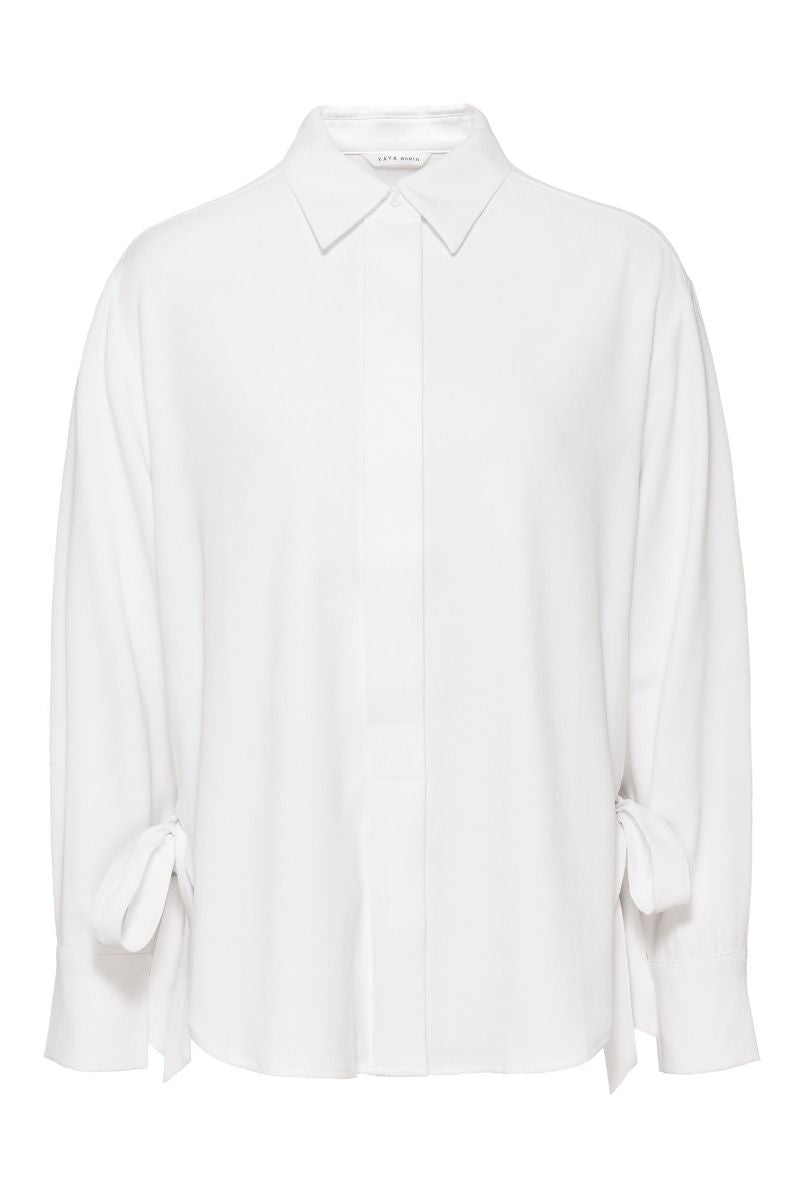 Camisa blanca con lazadas laterales